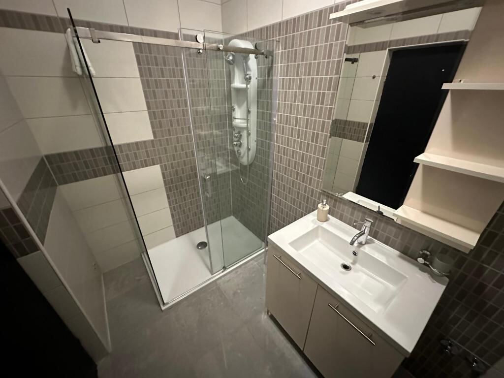 Private bathroom with shower at Sobe Korzo, Sisak