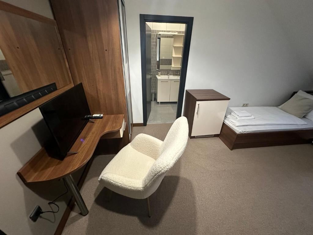Room with desk, flat-screen TV and armchair at Sobe Korzo