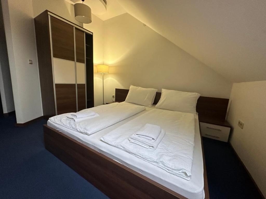 Spacious room with wardrobe at Sobe Korzo, Sisak